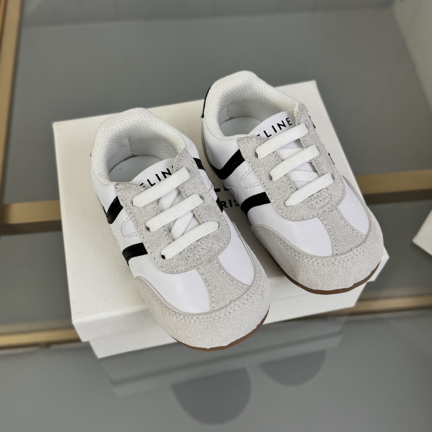 Children's shoes child